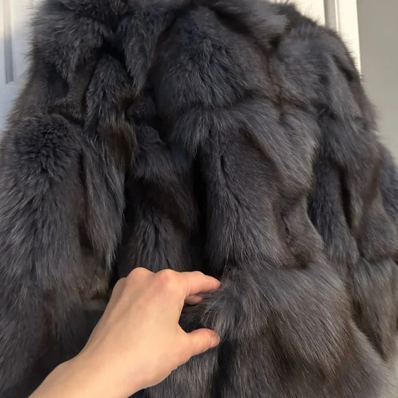 Stunning Iron Blue-Grey Fur Coat – Luxurious Statement Piece - Picture 4 of 12